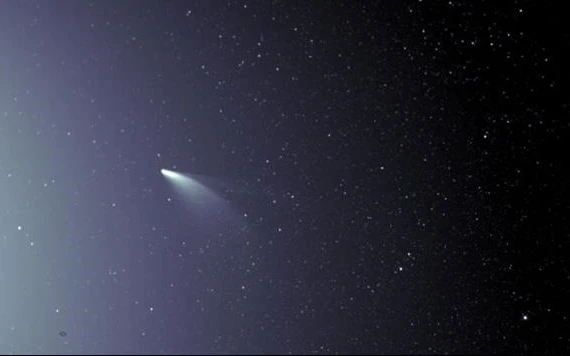 Một hình ảnh chưa được xử lý từ thiết bị WISPR trên nhiệm vụ thăm dò mặt trời Parker Solar của NASA ngày 5-7 cho thấy sao chổi Neowise ngay sau khi tiếp cận gần nhất với mặt trời. Ảnh: NASA.