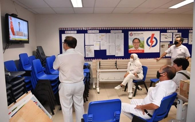 Thành viên PAP theo dõi kết quả bầu cử. (Ảnh: Straits Times)