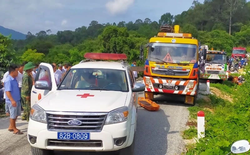 Hiện trường vụ tai nạn xe khách nghiêm trọng tại đèo Ngọc Vin