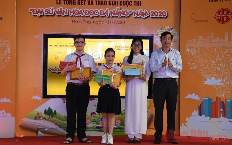 Phó chủ tịch UBND TP Đà Nẵng Lê Trung Chinh trao giải thưởng Đại sứ văn hóa đọc tiêu biểu cho ba học sinh xuất sắc nhất.