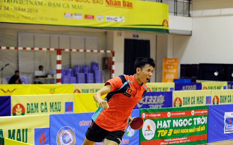 Niềm vui sướng của Đinh Quang Linh sau khi giành chức vô địch đơn nam 2016.