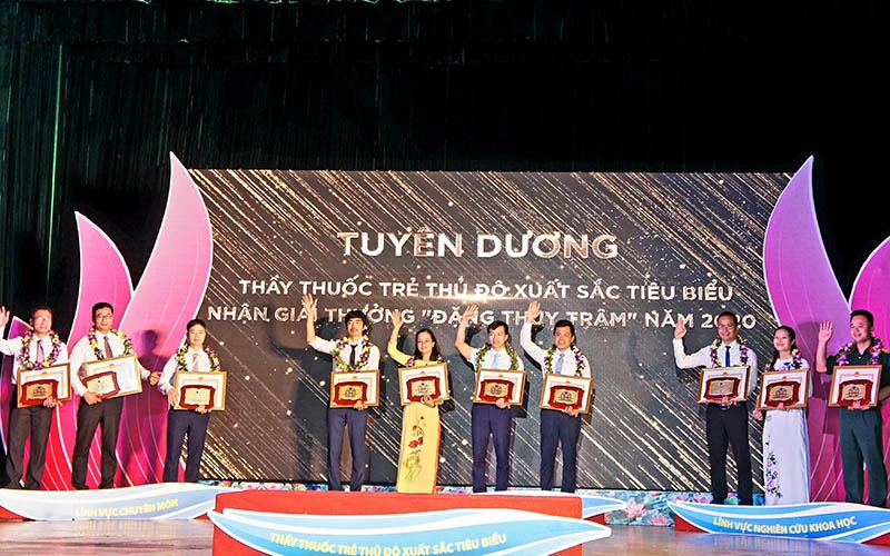Các thầy thuốc trẻ xuất sắc, tiêu biểu của Thủ đô Hà Nội nhận Giải thưởng Đặng Thùy Trâm năm nay. 