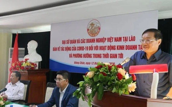 Đại sứ Nguyễn Bá Hùng kêu gọi doanh nghiệp Việt Nam tại Lào chủ động tìm hướng phát triển thích ứng với tình hình mới.