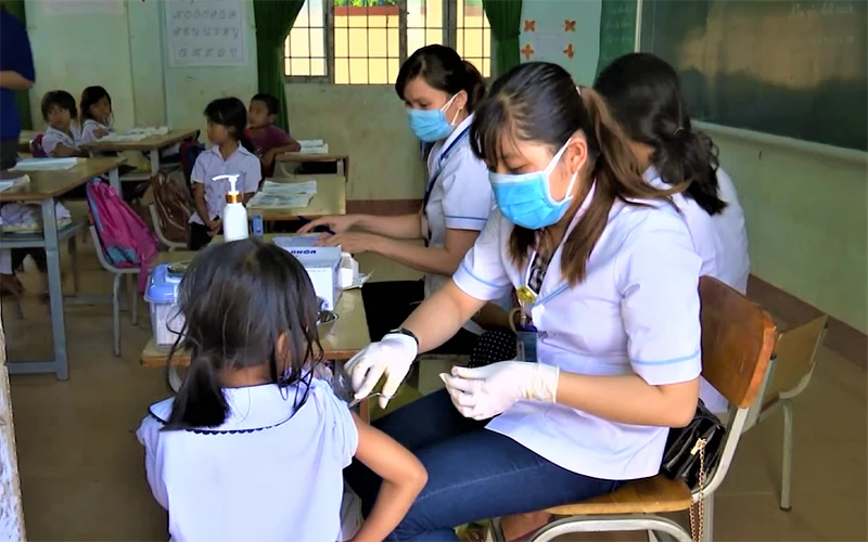 Ngành y tế tỉnh Đắk Lắk tổ chức tiêm vaccine phòng chống bạch hầu cho trẻ em ở thôn 7, xã Cư Króa, huyện M’Đrắk để phòng, chống bệnh bạch hầu.