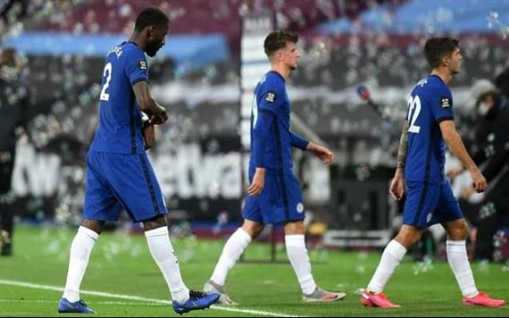Các cầu thủ Chelsea thất vọng rời sân sau trận thua 0-3.