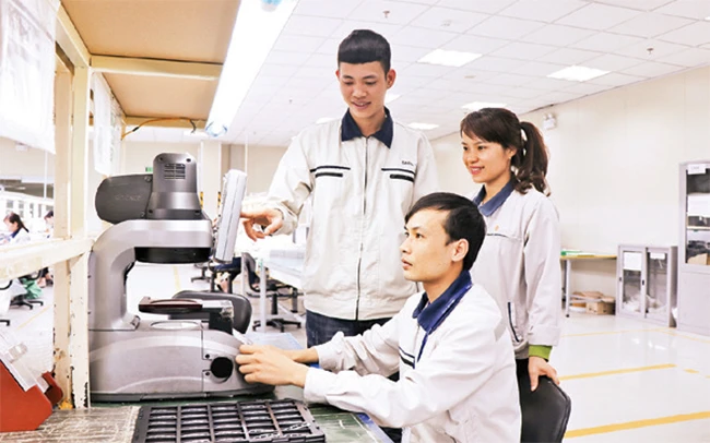 Công nhân Công ty TNHH Daeil Tech (Khu công nghiệp Quế Võ) sử dụng máy móc công nghệ cao trong sản xuất.