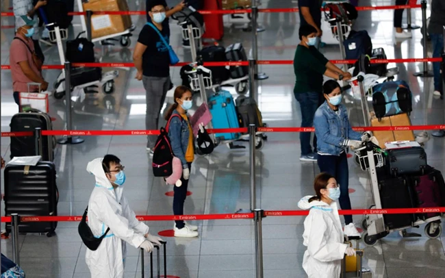 Giãn cách và đeo khẩu trang là hai biện pháp được nhiều nước áp dụng. Trong ảnh: Hành khách chờ làm thủ tục tại sân bay ở Pa-xay, Phi-li-pin. Ảnh ROI-TƠ