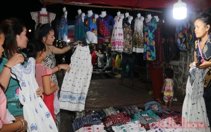 Cuộc sống tại Lào hiện đã trở lại như bình thường, chợ đêm trước đây bị cấm, nay đã được mở cửa trở lại.