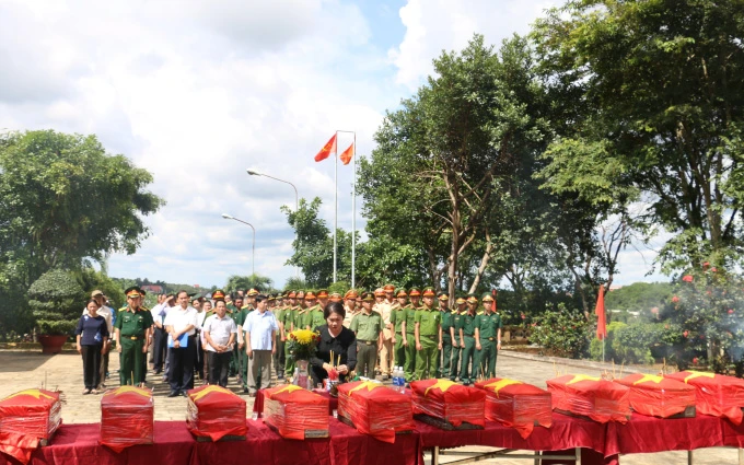 Lễ truy điệu, an táng 10 hài cốt liệt sĩ về bên đồng đội tại Nghĩa trang liệt sĩ huyện Đắk R’lấp, tỉnh Đắk Nông. 