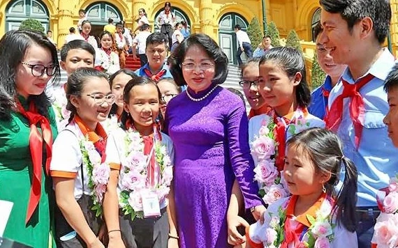Phó Chủ tịch nước Đặng Thị Ngọc Thịnh và các đại biểu thiếu nhi ưu tú của tỉnh Nghệ An.