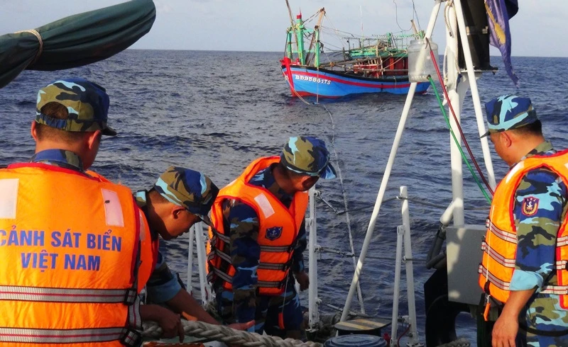 Thực thi nhiệm vụ trên biển, Cảnh sát biển Việt Nam thường xuyên hỗ trợ, tìm kiếm cứu nạn, giúp tàu thuyền ngư dân.