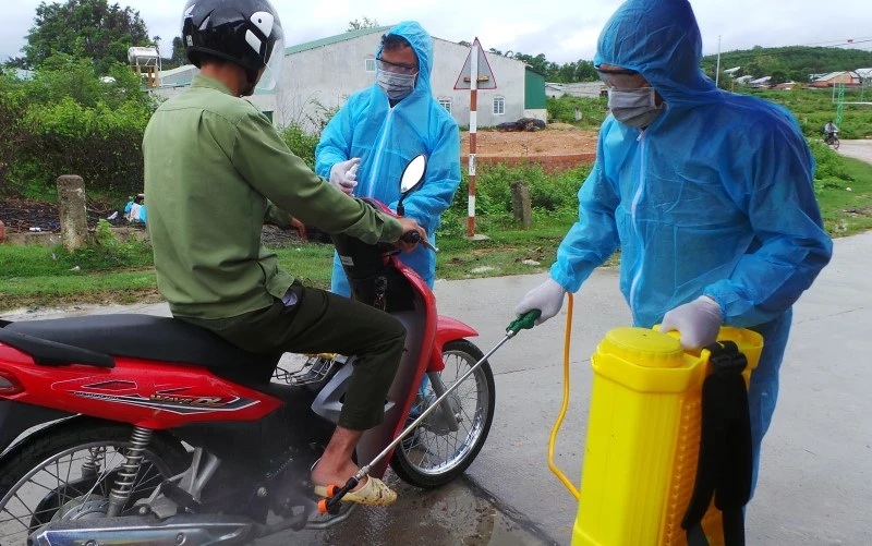 Lập chốt chặn, xịt thuốc kháng khuẩn phòng dịch tại làng O, xã Ya Xiêr, huyện Sa Thầy, tỉnh Kon Tum.