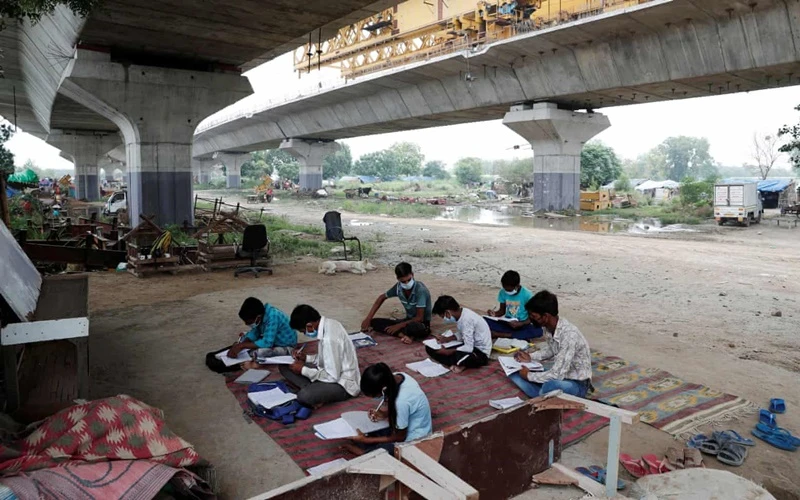 Sau khi Ấn Độ đóng cửa toàn bộ trường học từ tháng 3 vừa qua, nhiều học sinh không có điều kiện tiếp cận internet đã tham gia lớp học ngoài trời. (Ảnh: Reuters)