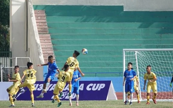 Pha tấn công của của cầu thủ U13 Phú Thọ (áo vàng) trước khung thành U13 Nam Định.