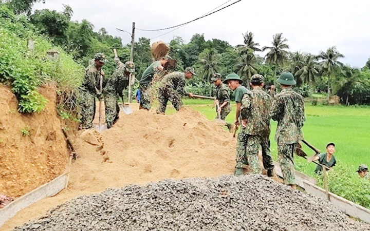 Cán bộ, chiến sĩ Trung đoàn 971 tham gia xây dựng nông thôn mới tại xã Hòa Nhơn, huyện Hòa Vang.