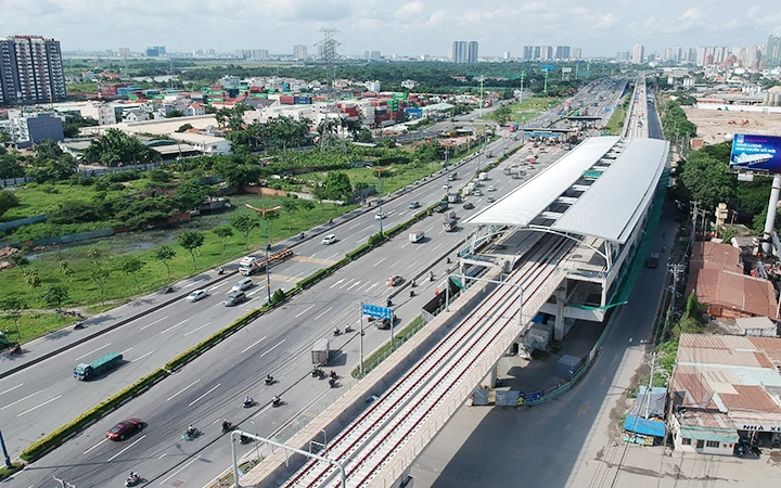 Tuyến metro số 1 (Bến Thành- Suối Tiên) đang được khẩn trương thi công để có thể hoàn thành vào cuối năm 2021.