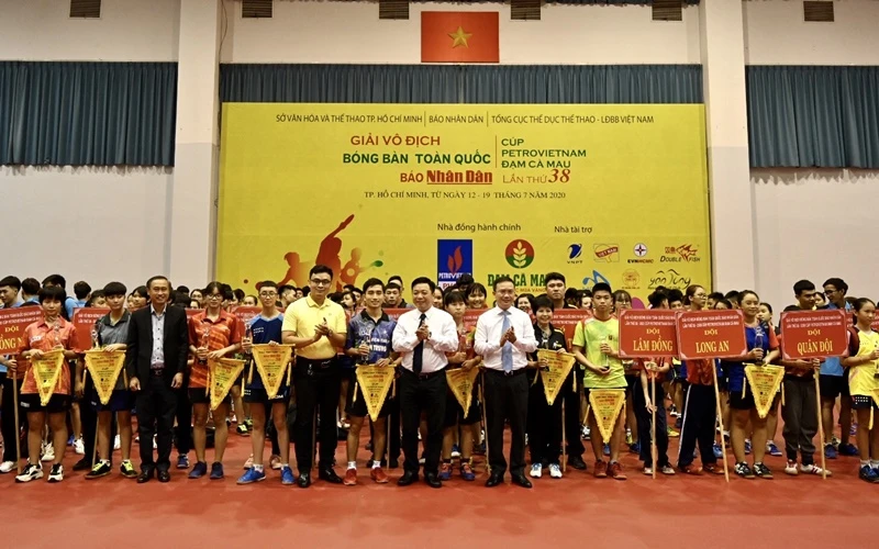 Các đồng chí lãnh đạo Báo Nhân Dân, Tổng cục Thể dục - Thể thao, Sở Văn hóa - Thể thao TP Hồ Chí Minh và nhà tài trợ trao cờ và kỷ niệm chương cho các đoàn.