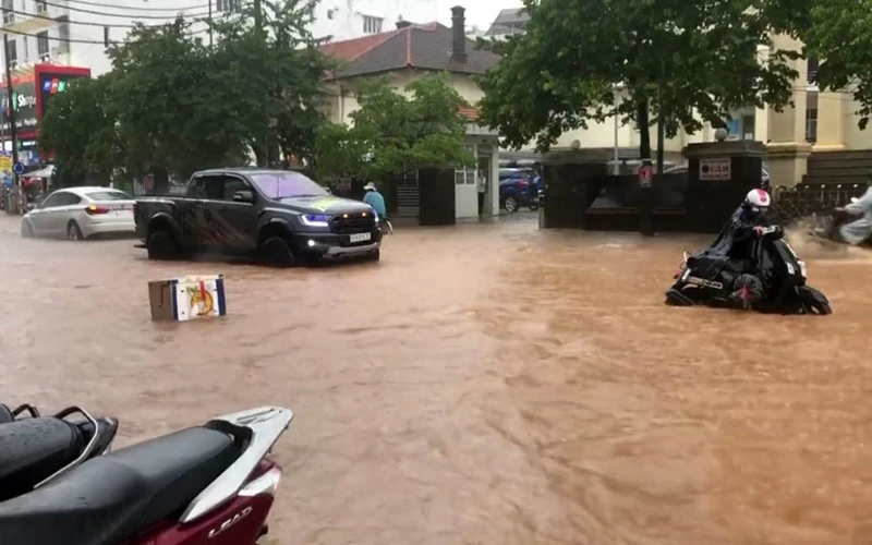 Nhiều tuyến đường tại Đà Lạt bị ngập sâu sau mưa lớn.
