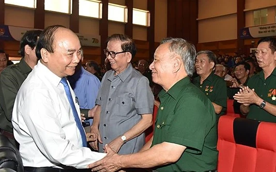 Đồng chí Nguyễn Xuân Phúc gặp gỡ các cựu TNXP tiêu biểu tại buổi lễ.