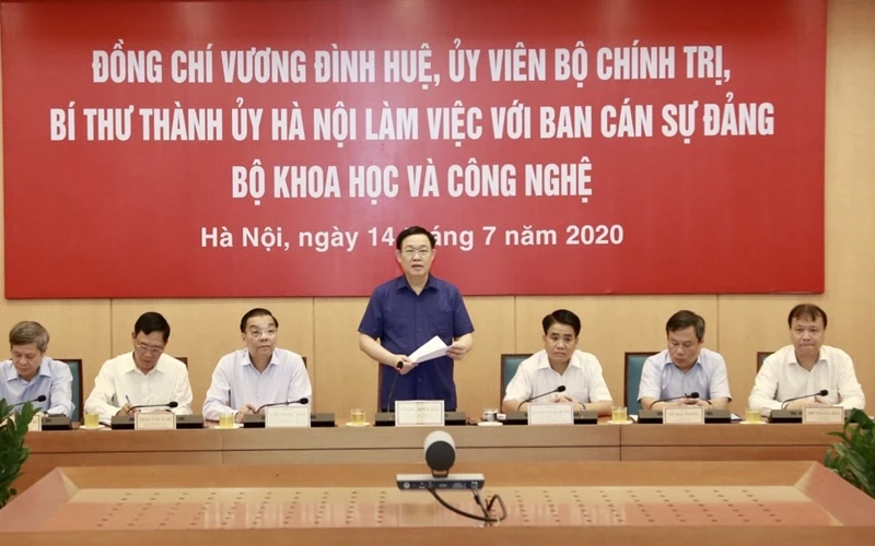 Đồng chí Vương Đình Huệ, Ủy viên Bộ Chính trị, Bí thư Thành ủy Hà Nội phát biểu ý kiến tại buổi làm việc.