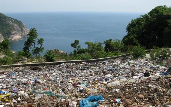 Bãi chôn lấp rác tại Eo Gió, Cù Lao Chàm 2020. (Ảnh: UNESCO)