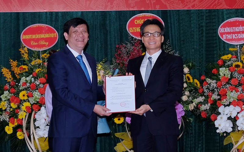 Phó Thủ tướng Vũ Đức Đam trao quyết định giao quyền Bộ trưởng Y tế cho GS. TS Nguyễn Thanh Long. (Ảnh: VGP)