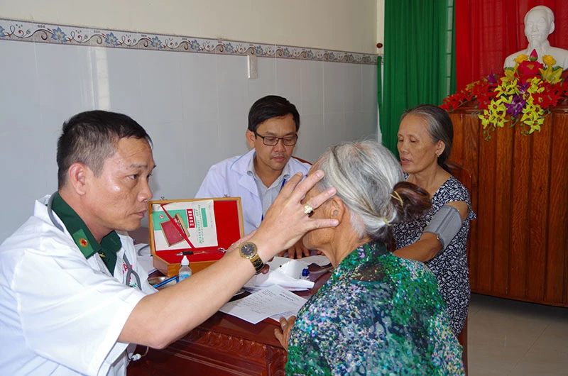 Quân y Bộ đội Biên phòng Bình Định khám bệnh cho người dân tại Trạm Y tế phường Tam Quan Nam, thị xã Hoài Nhơn.