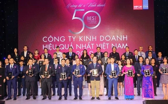 Bà Phan Thị Thanh Tâm - Phó Trưởng Văn phòng đại diện Vietcombank khu vực phía Nam ( thứ 2 từ phải sang hàng đầu tiên) nhận biểu trưng “Top 50 công ty kinh doanh hiệu quả nhất Việt Nam” 