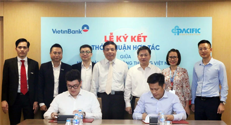 Ông Lê Duy Hải và ông Phan Lê Hoàng ký kết Thỏa thuận hợp tác giữa VietinBank và Tập đoàn Pacific.