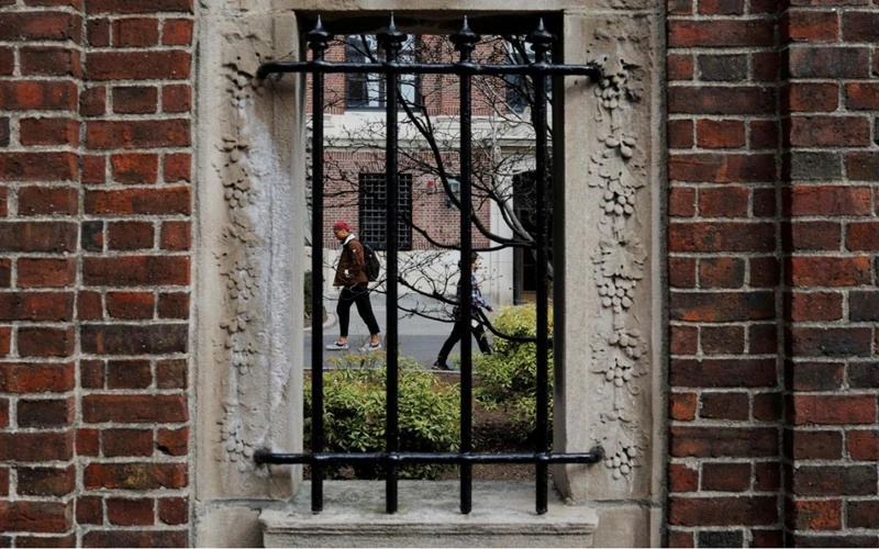 Sinh viên đi trong khuôn viên Đại học Harvard, Mỹ. (Ảnh: Reuters)