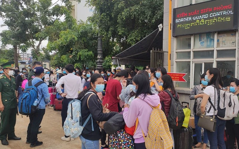 Sinh viên Campuchia phấn khởi trở lại học tập tại Việt Nam sau mấy tháng gián đoạn do dịch Covid-19.