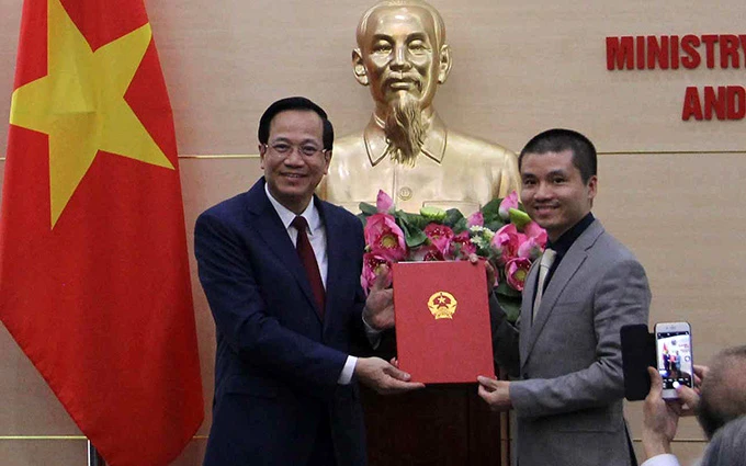 Bộ trưởng Đào Ngọc Dung trao giấy phép hoạt động báo điện tử mới cho Tổng biên tập báo Dân trí Phạm Tuấn Anh.