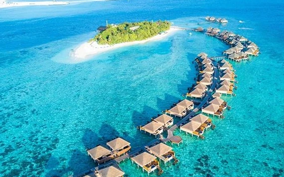 Maldives nổi tiếng với những khu nghỉ dưỡng nằm giữa biển xanh (Ảnh: CGTN)