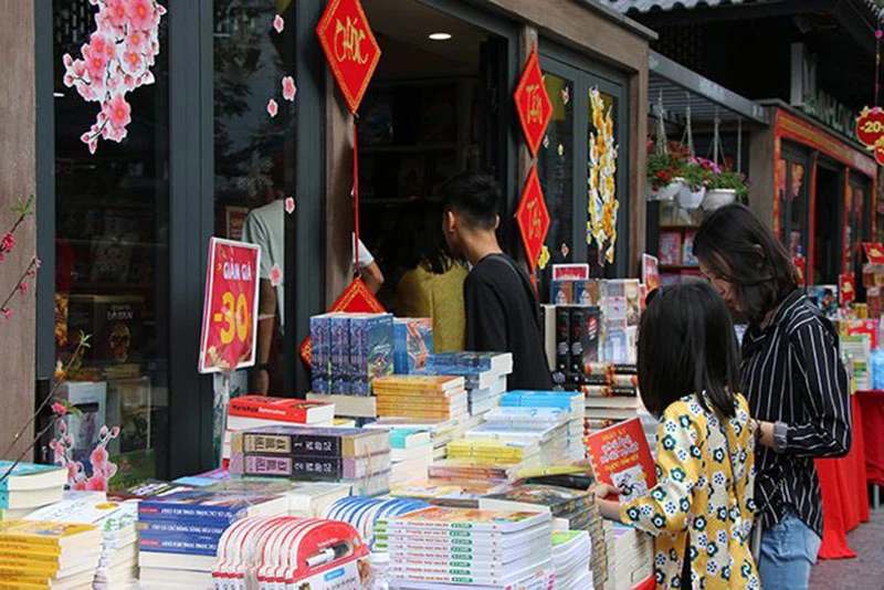 Phố sách Hà Nội là địa điểm yêu thích của nhiều bạn trẻ.