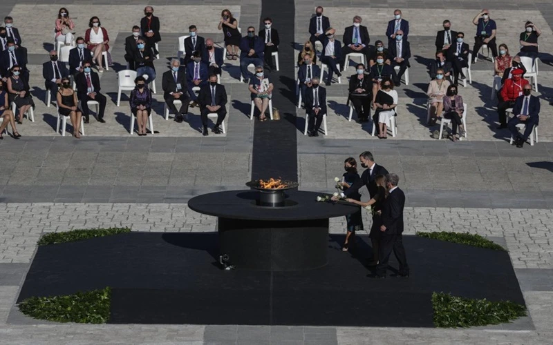 Nhà vua Felipe VI và các khách mời đặt hoa trắng tưởng niệm các nạn nhân của đại dịch Covid-19. (Ảnh: AP)