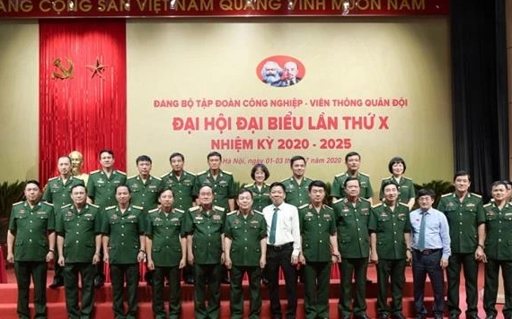 Thượng tướng Trần Đơn, Ủy viên Trung ương Đảng, Thứ trưởng Quốc phòng chụp ảnh lưu niệm với các đại biểu tại Đại hội Đảng bộ Viettel lần thứ 10.
