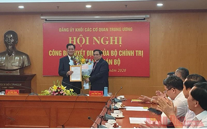 Đồng chí Phạm Minh Chính trao Quyết định cho đồng chí Huỳnh Tấn Việt tại buổi lễ.