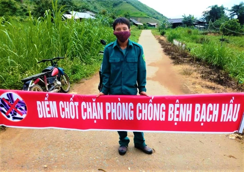 Lập chốt cách ly hàng trăm người dân ở thôn Cư Rang, xã Cư Pui để phòng, chống dịch bạch hầu.
