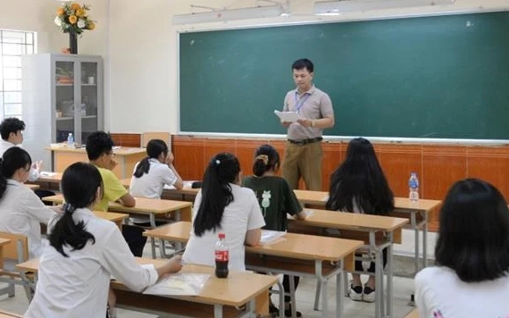 Giám thị phổ biến quy chế thi cho các thí sinh tại điểm thi Trường THCS Đền Lừ (quận Hoàng Mai).