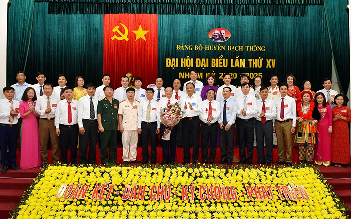 Ban Chấp hành Đảng bộ huyện Bạch Thông nhiệm kỳ 2020 - 2025 ra mắt đại hội.