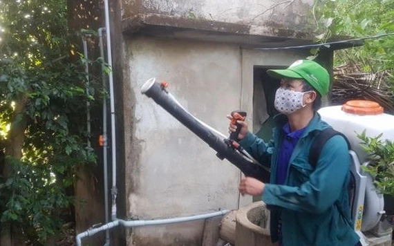 Phun hóa chất diệt muỗi tại xã Xuân Phước, huyện miền núi Đồng Xuân, tỉnh Phú Yên.