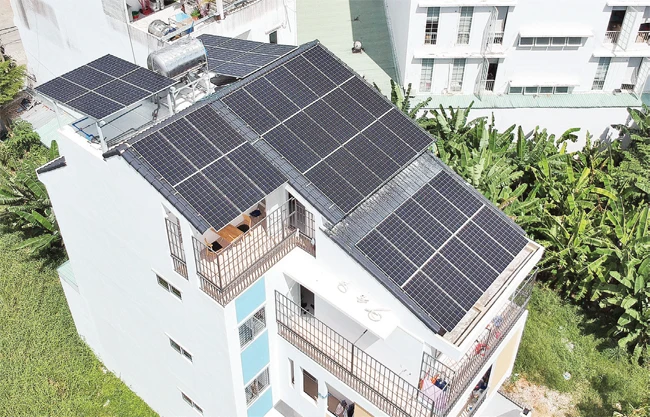 Một hệ thống điện mặt trời mái nhà của người dân ở huyện Bình Chánh.