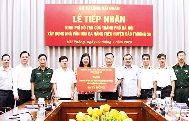 Đoàn công tác của thành phố Hà Nội trao kinh phí hỗ trợ xây dựng nhà văn hóa đa năng trên huyện đảo Trường Sa tặng Bộ Tư lệnh Hải quân. Ảnh: TRỌNG TOÀN