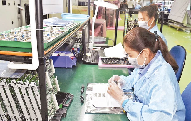 Sản xuất linh kiện điện tử tại Công ty TNHH MTV Kỹ thuật và Công nghệ cao Sài Gòn.