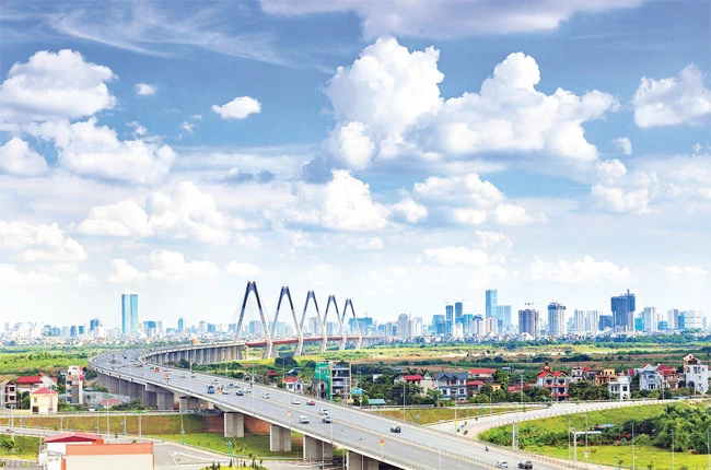 Thành phố Hà Nội cần đầu tư mạnh hơn các trục giao thông hướng tâm, các đường vành đai, đường kết nối để tạo điều kiện phát triển kinh tế. Ảnh: MINH HÀ