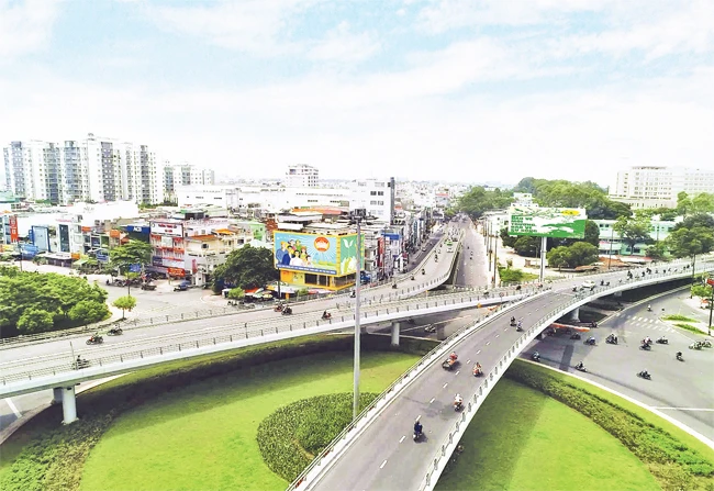 Cầu vượt bằng thép ở giao lộ Nguyễn Kiệm và Nguyễn Thái Sơn góp phần nâng cao chất lượng hạ tầng giao thông trên địa bàn quận Gò Vấp. Ảnh tư liệu của UBND quận Gò Vấp