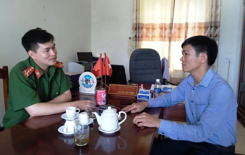 Trưởng Công an xã trao đổi với lãnh đạo xã Quảng Minh (TP Sầm Sơn) về phương án giữ gìn ANTT trên địa bàn.