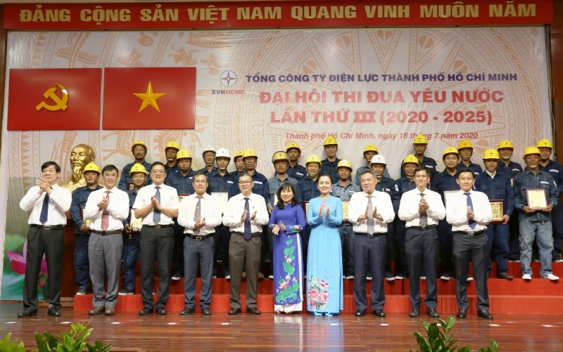 Đồng chí Phạm Quốc Bảo, Bí thư Đảng ủy, Chủ tịch Hội đồng thành viên EVNHCMC trao bằng khen cho các cá nhân đạt thành tích trong phong trào thi đua