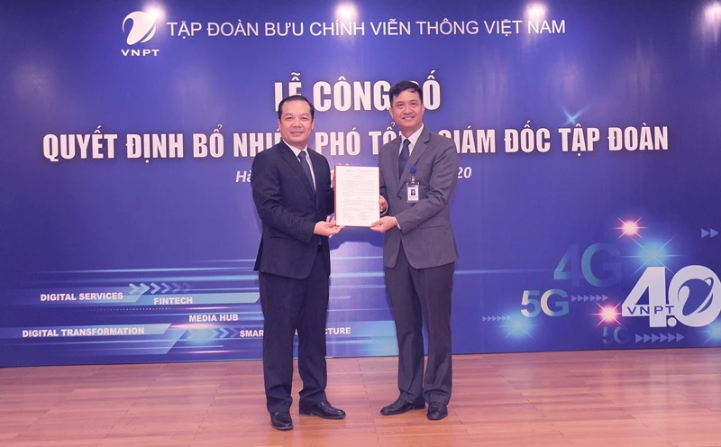 Trao quyết định bổ nhiệm chức vụ Phó Tổng Giám đốc VNPT cho ông Nguyễn Nam Long.