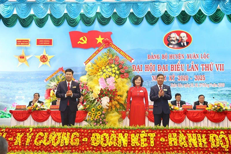 Đồng chí Hồ Thanh Sơn (phải) tặng lẵng hoa chúc mừng Đại hội.